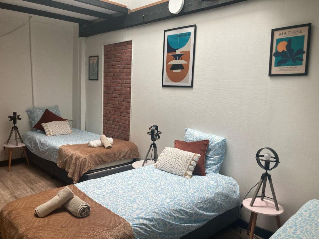 Postel nebo postele na pokoji v ubytování Charme authentique à Corbas - Authentic Charm in Corbas - 120m2 of Comfort-6 personnes