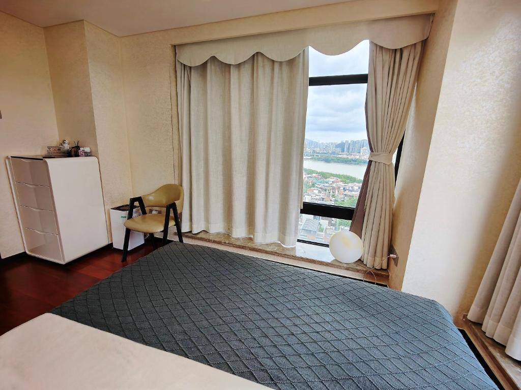 Postel nebo postele na pokoji v ubytování Mangrove Bay Riverside Hill Riverview B&Bl紅樹灣河畔山河景民宿l豪華五房六床高層山景河景l離華發商都商場和港珠澳大橋及拱北澳門關口10分鐘l離橫琴長隆王國25分鐘l樓下北山古城食街