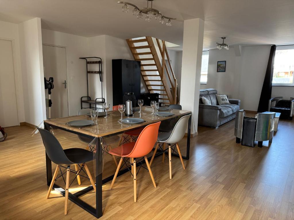 une table à manger et des chaises dans un salon dans l'établissement La Bulle d R, au Tréport