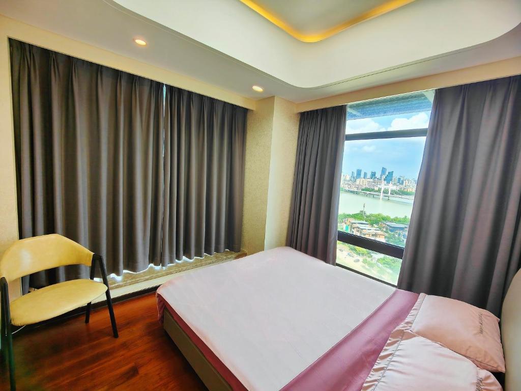 Postel nebo postele na pokoji v ubytování Mangrove Bay Riverside Hill Riverview B&Bl紅樹灣河畔山河景民宿l豪華五房六床高層山景河景l離華發商都商場和港珠澳大橋及拱北澳門關口10分鐘l離橫琴長隆王國25分鐘l樓下北山古城食街