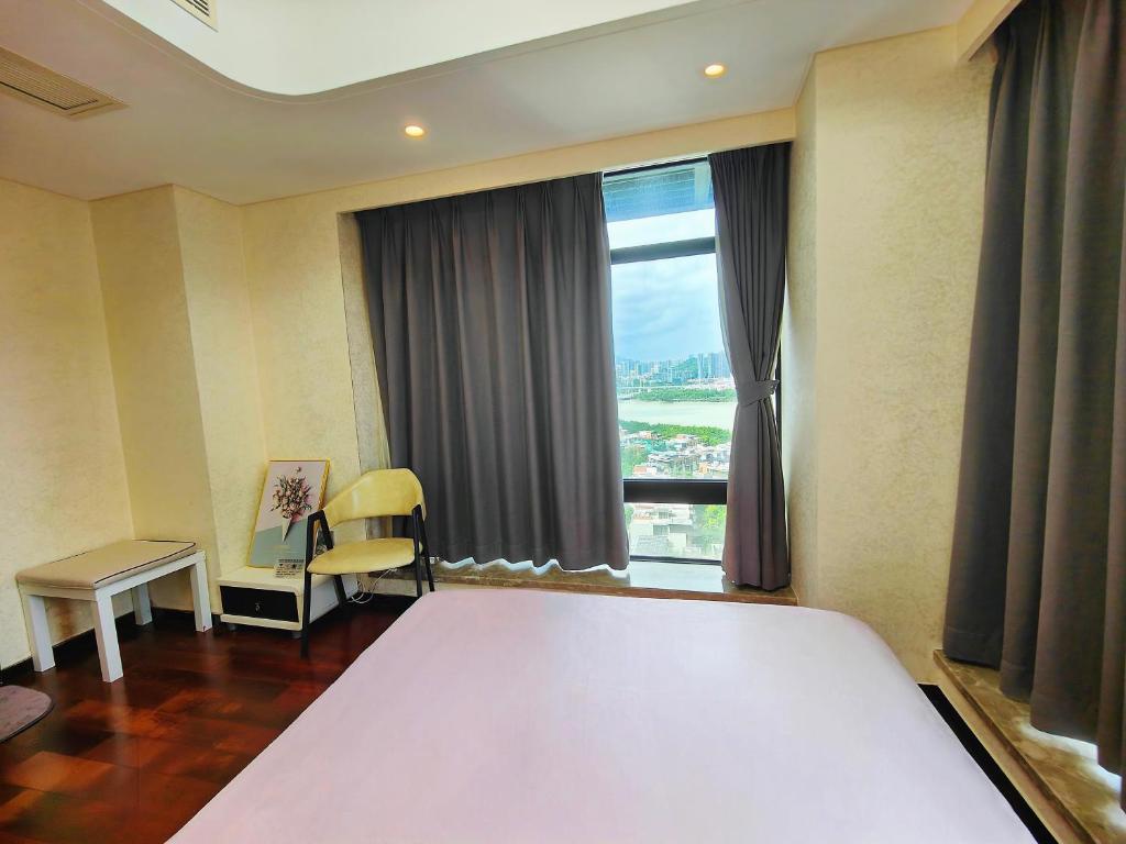 Postel nebo postele na pokoji v ubytování Mangrove Bay Riverside Hill Riverview B&Bl紅樹灣河畔山河景民宿l豪華五房六床高層山景河景l離華發商都商場和港珠澳大橋及拱北澳門關口10分鐘l離橫琴長隆王國25分鐘l樓下北山古城食街