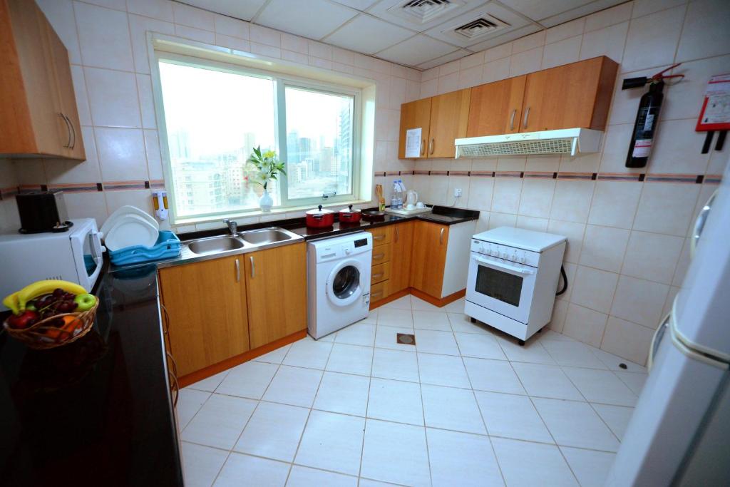Kuchyň nebo kuchyňský kout v ubytování Emirates Stars Hotel Apartments Sharjah