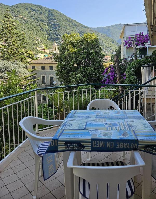 a table and chairs on a balcony with a view at La stella sulle terrazze in Zoagli