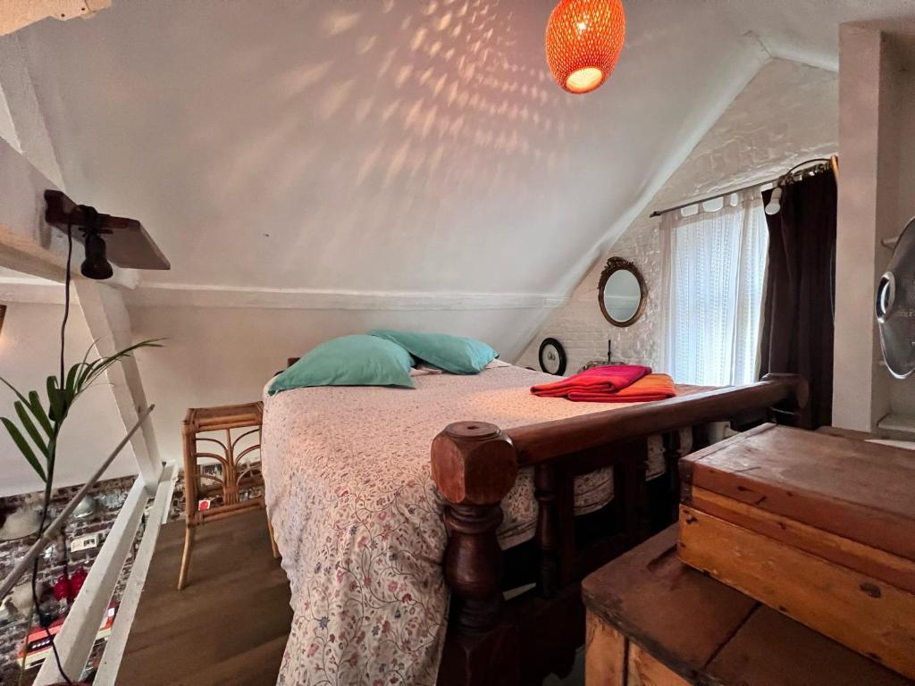 En eller flere senge i et værelse på Le loft des artistes