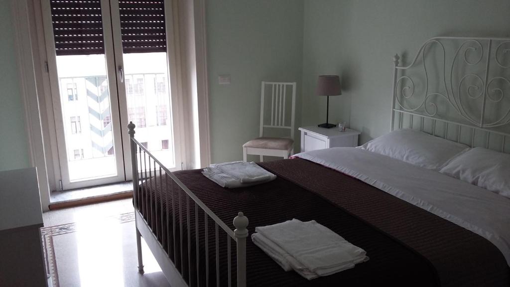 1 dormitorio con 1 cama grande y 2 toallas. en La Rosa dei Venti, en Salerno