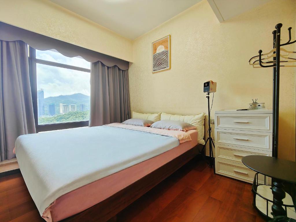 Postel nebo postele na pokoji v ubytování Mangrove Bay Riverside Hill Riverview B&Bl紅樹灣河畔山河景民宿l豪華五房六床高層山景河景l離華發商都商場和港珠澳大橋及拱北澳門關口10分鐘l離橫琴長隆王國25分鐘l樓下北山古城食街