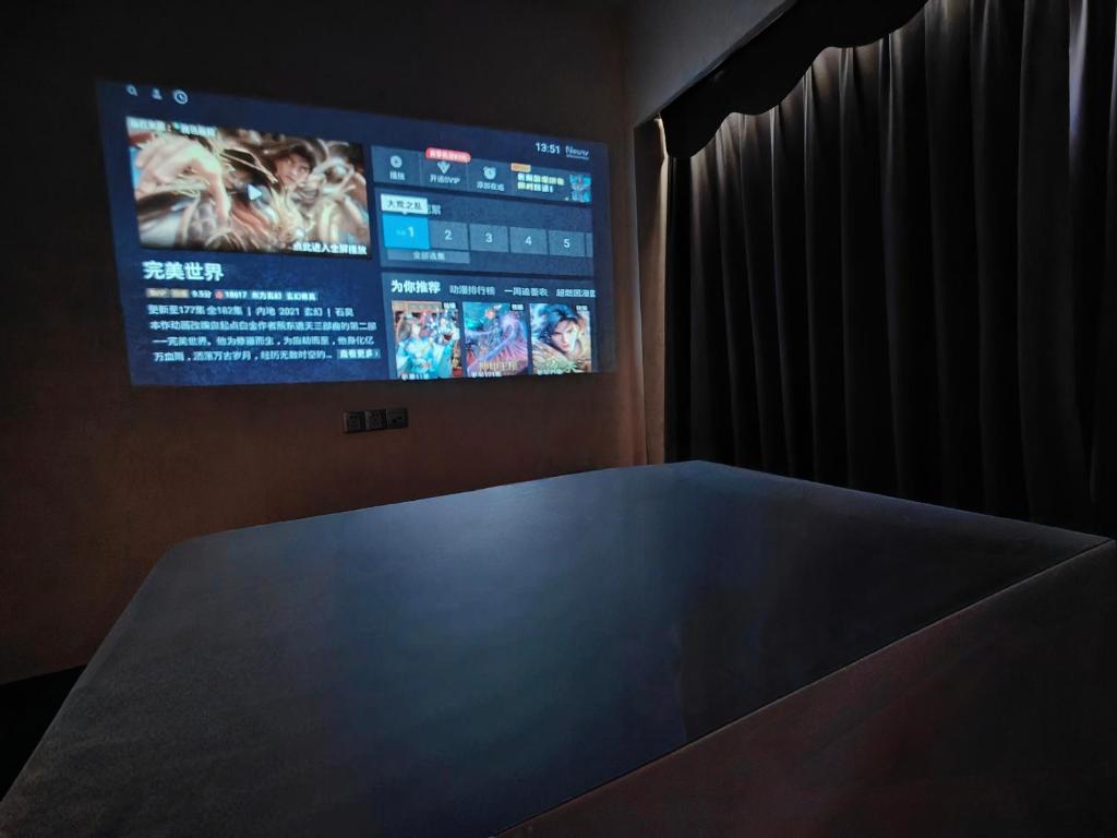 TV a/nebo společenská místnost v ubytování Mangrove Bay Riverside Hill Riverview B&Bl紅樹灣河畔山河景民宿l豪華五房六床高層山景河景l離華發商都商場和港珠澳大橋及拱北澳門關口10分鐘l離橫琴長隆王國25分鐘l樓下北山古城食街