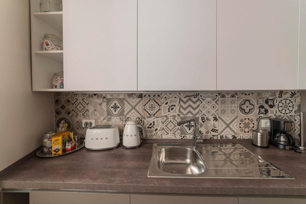 A kitchen or kitchenette at Vintage Ottaviano Apartment