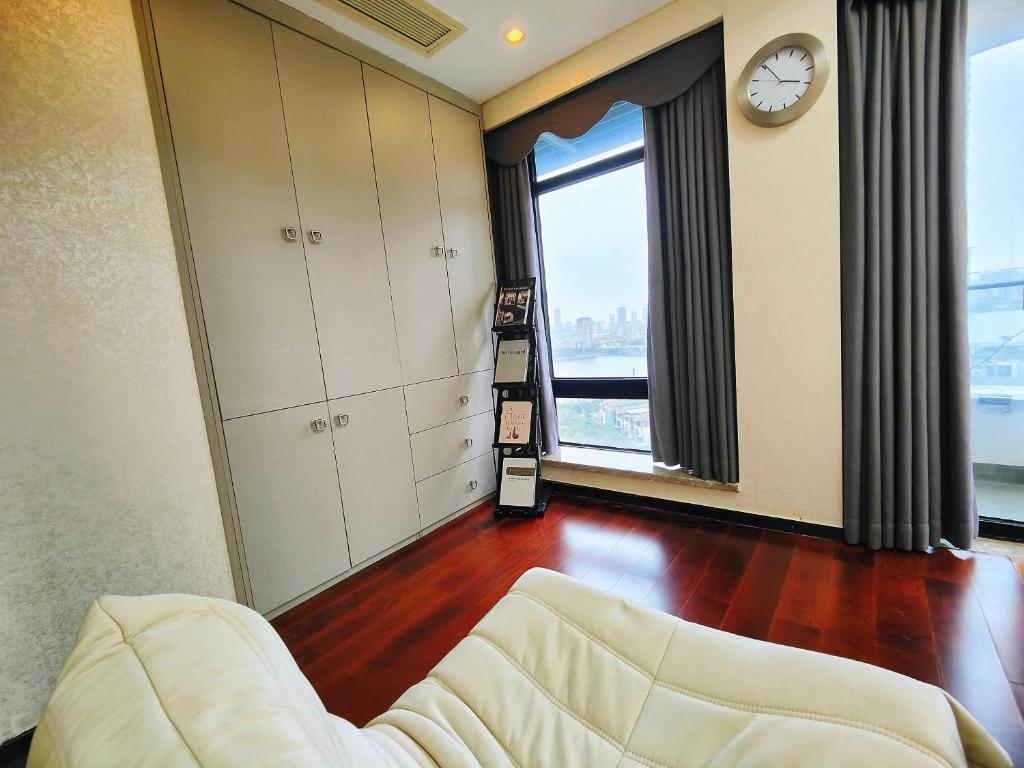 Postel nebo postele na pokoji v ubytování Mangrove Bay Riverside Hill Riverview B&Bl紅樹灣河畔山河景民宿l豪華五房六床高層山景河景l離華發商都商場和港珠澳大橋及拱北澳門關口10分鐘l離橫琴長隆王國25分鐘l樓下北山古城食街