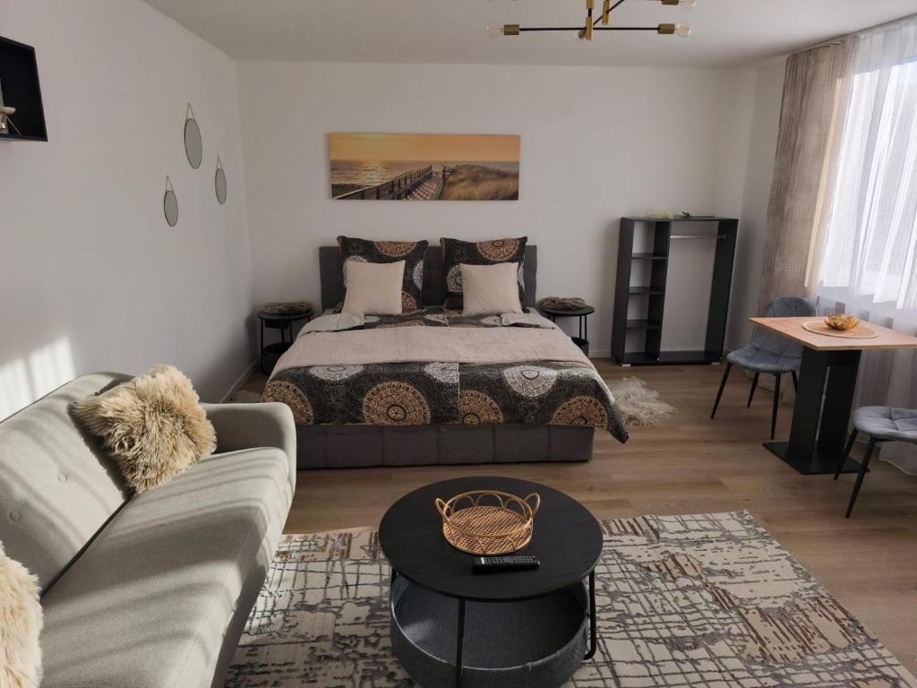バート・ノイェンアール・アールヴァイラーにあるFerienwohnung Taniaのベッドとソファのあるリビングルーム
