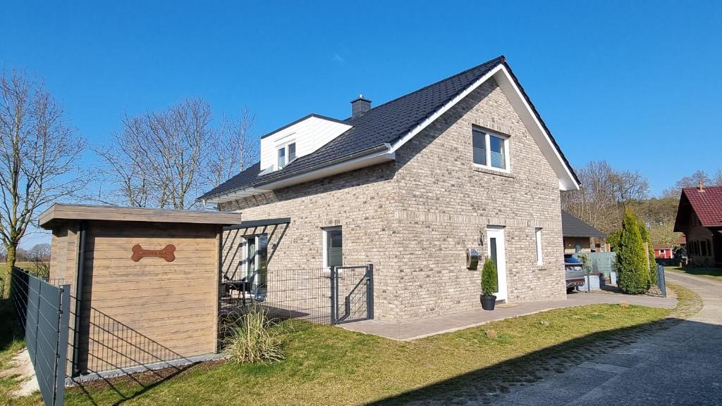 a large brick house with a shed in the yard at Emsland-Liebe in Walchum