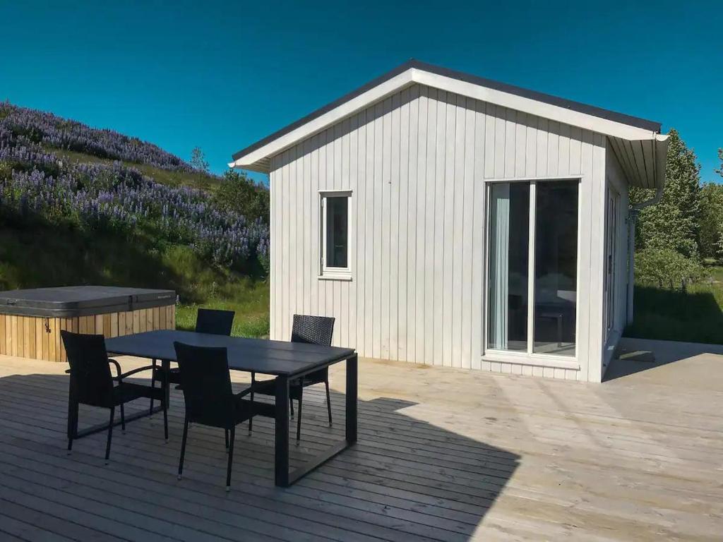 Byggingin sem sumarhúsið er í