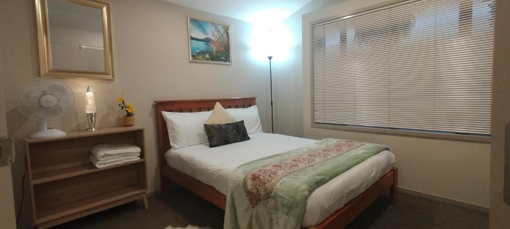 オークランドにあるParnell! Elegant & Modern 3Bedroom Townhouse - Auckland CBDのベッドと窓のある小さな寝室