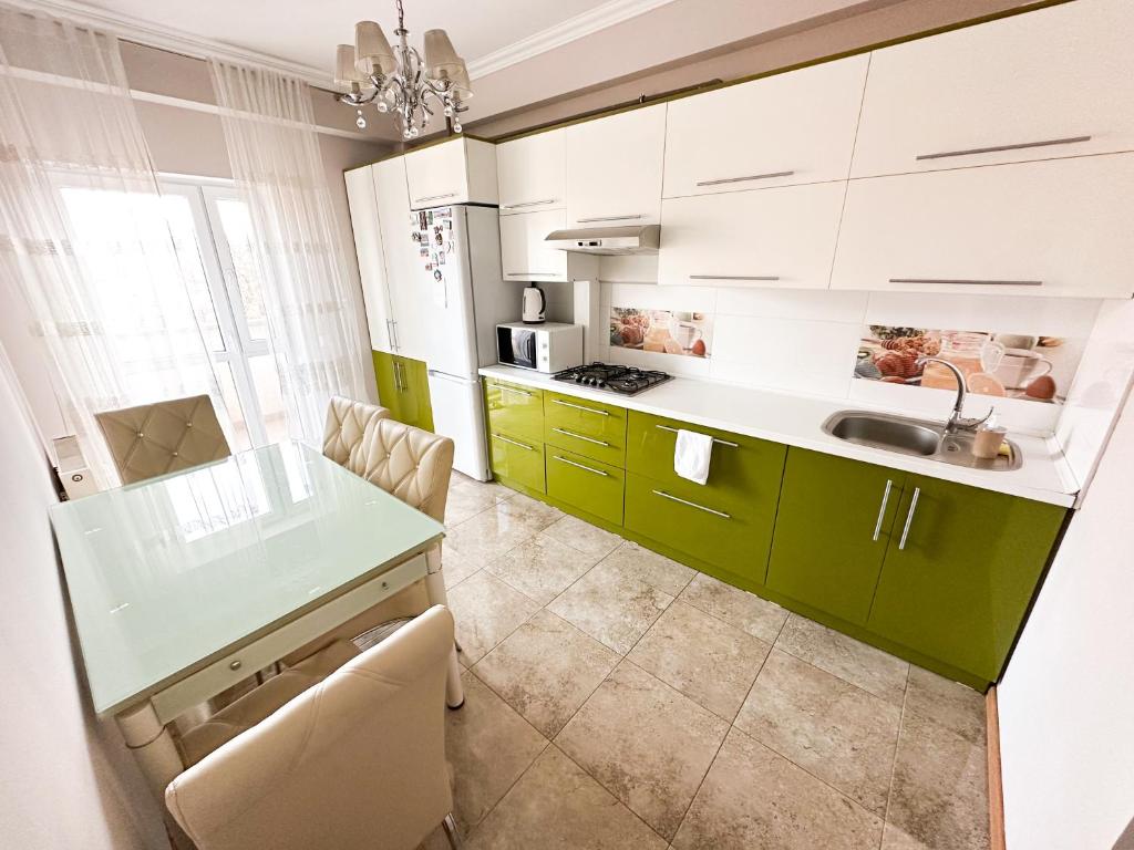 Kuchyň nebo kuchyňský kout v ubytování Bright & Quiet 2Room apartment in City Center