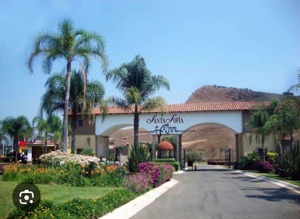 un cartello per l'ingresso a un resort con palme di villa pato country house a El Arenal