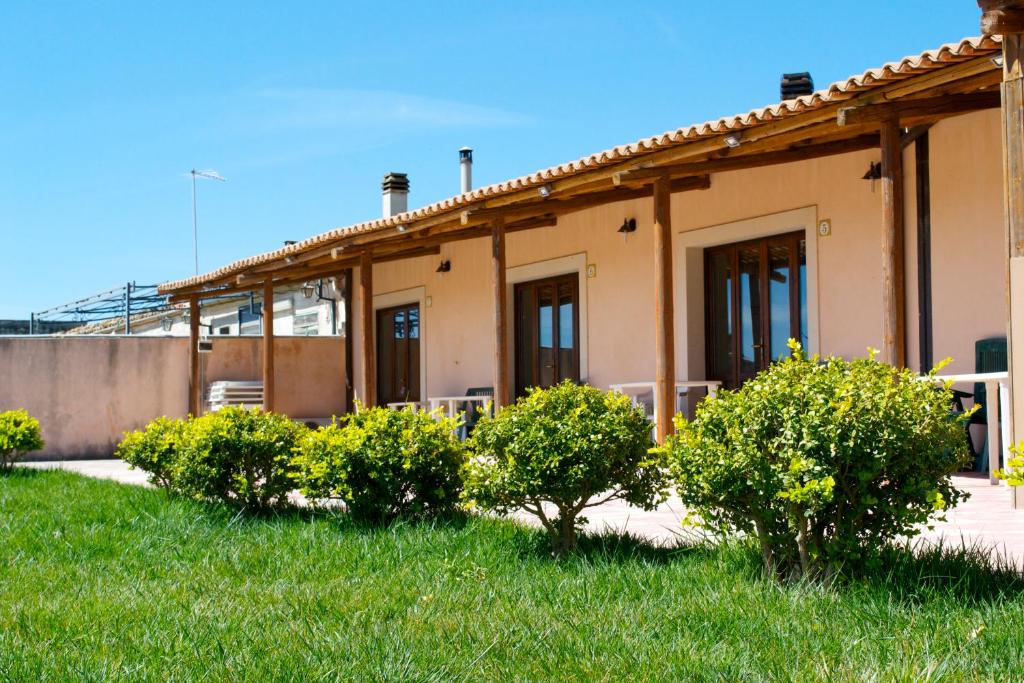 una casa con arbustos delante de ella en Porta Pantalica, en Ferla