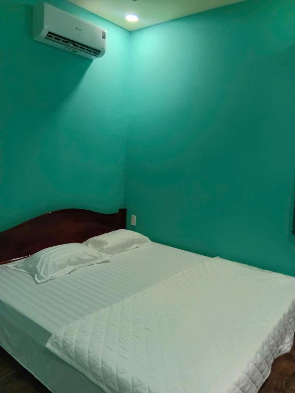 Postel nebo postele na pokoji v ubytování HOTEL MOTeL ĐỒNG KHỞI