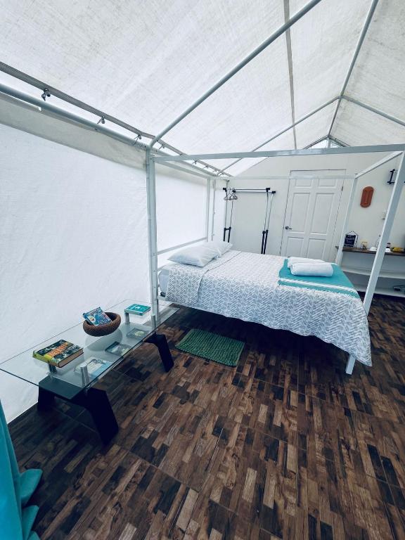 Postel nebo postele na pokoji v ubytování Rio celeste los teñideros Garza del Sol Glamping Buganvilia