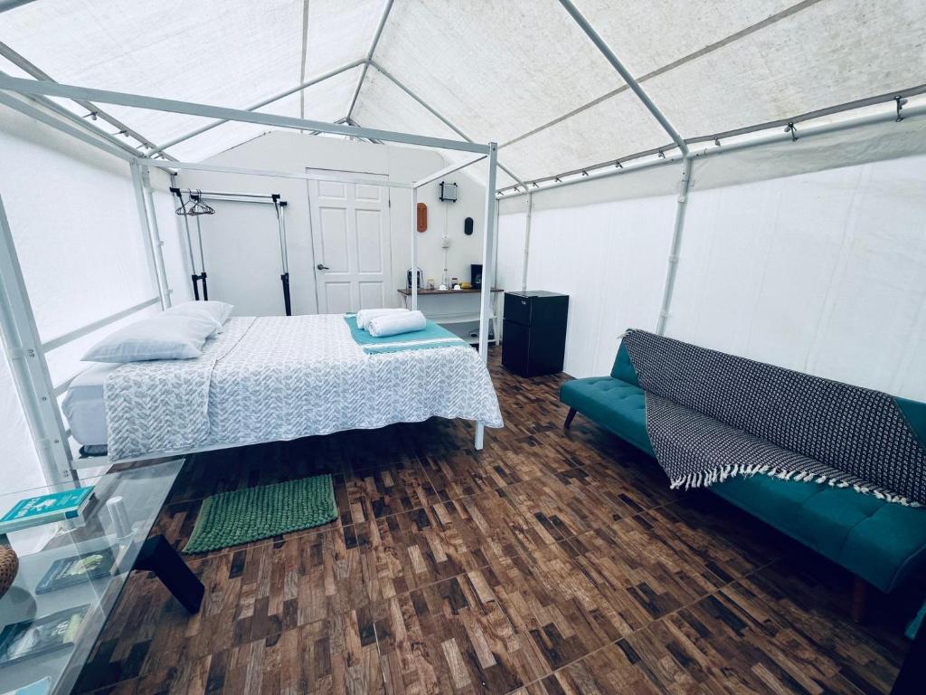 Postel nebo postele na pokoji v ubytování Rio celeste los teñideros Garza del Sol Glamping Buganvilia