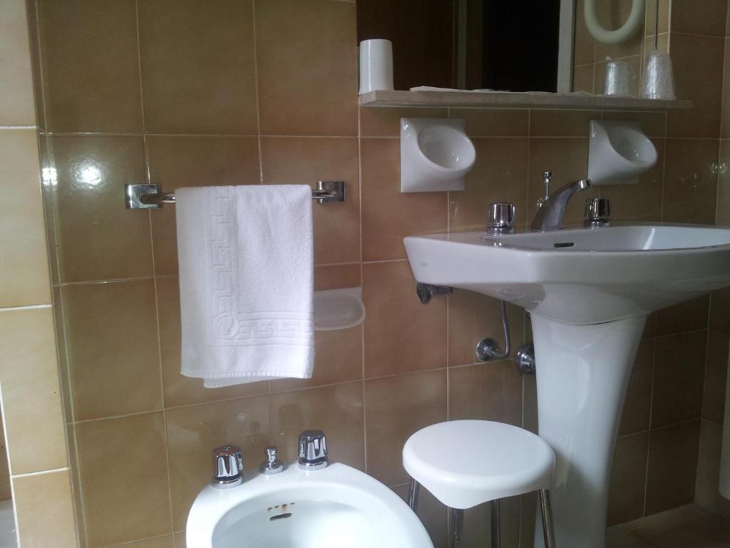 Koupelna v ubytování Hotel Montecarlo
