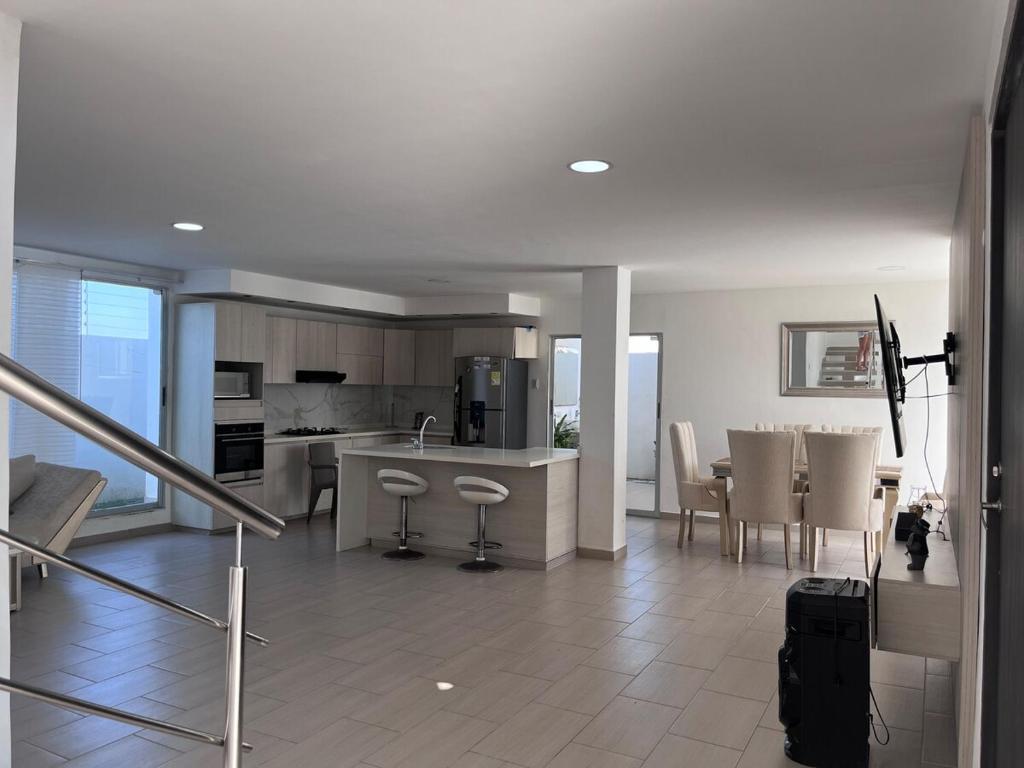 Cuisine ou kitchenette dans l'établissement Villa de Lujo con Piscina Privada y BBQ, Cerca al Mar - Casa Abigail