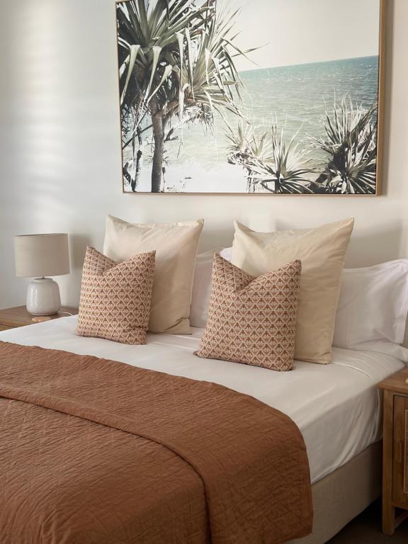 Postel nebo postele na pokoji v ubytování Metzo Noosa Resort