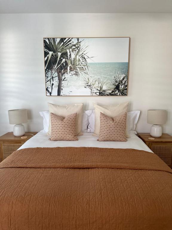 Postel nebo postele na pokoji v ubytování Metzo Noosa Resort