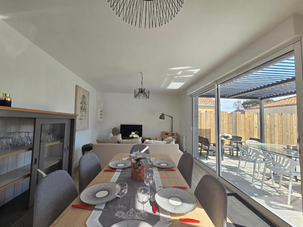 Televízia a/alebo spoločenská miestnosť v ubytovaní Maison de vacances à La Plaine-sur-Mer, 3 chambres, proche de la plage, jardin et plancha - FR-1-364-138