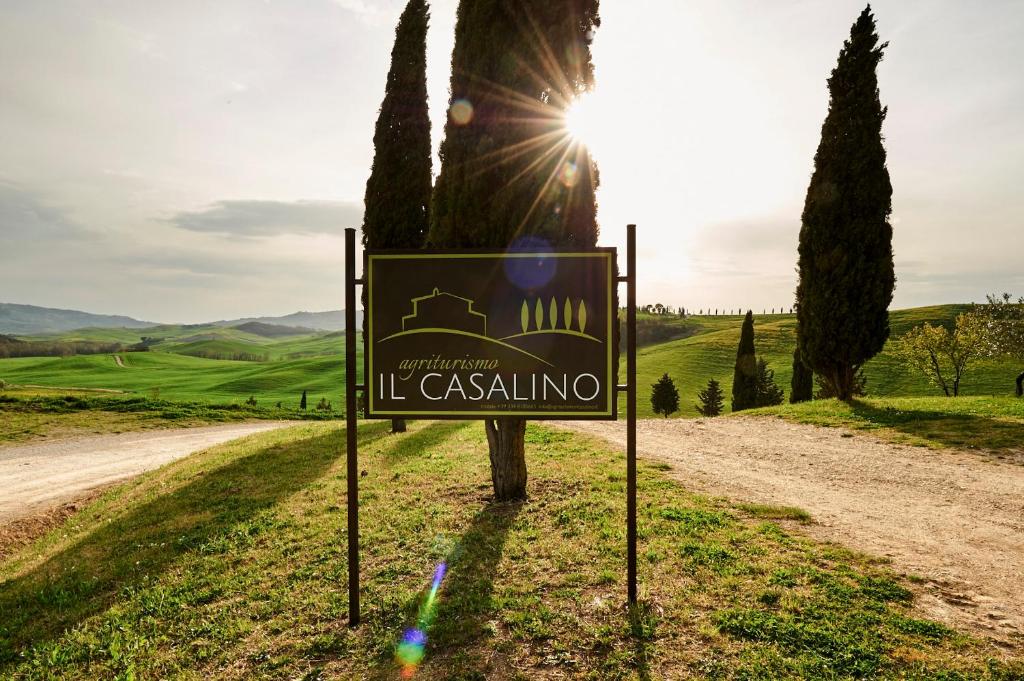a sign on the side of a dirt road at Agriturismo Il Casalino in Pienza