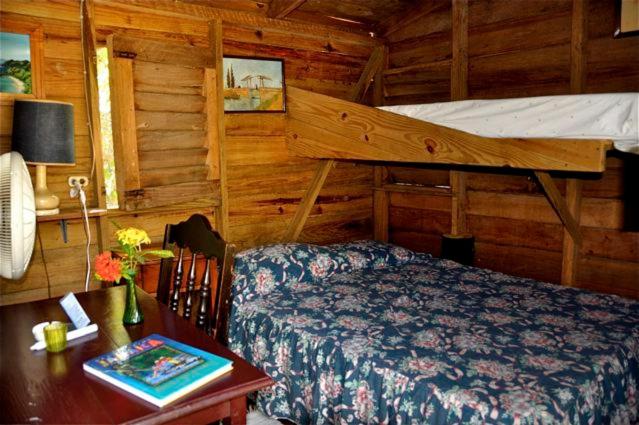 Postel nebo postele na pokoji v ubytování Secret Cabins at Firefly Beach Cottage