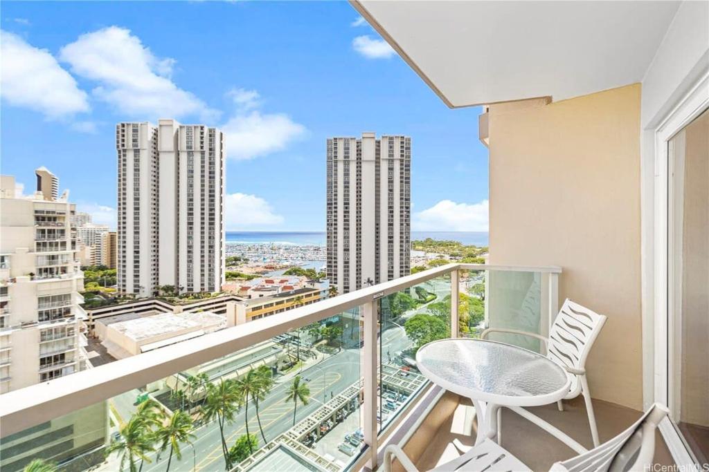 ホノルルにあるOcean View Studio w Balcony 2318の市街の景色を望むバルコニー(椅子付)