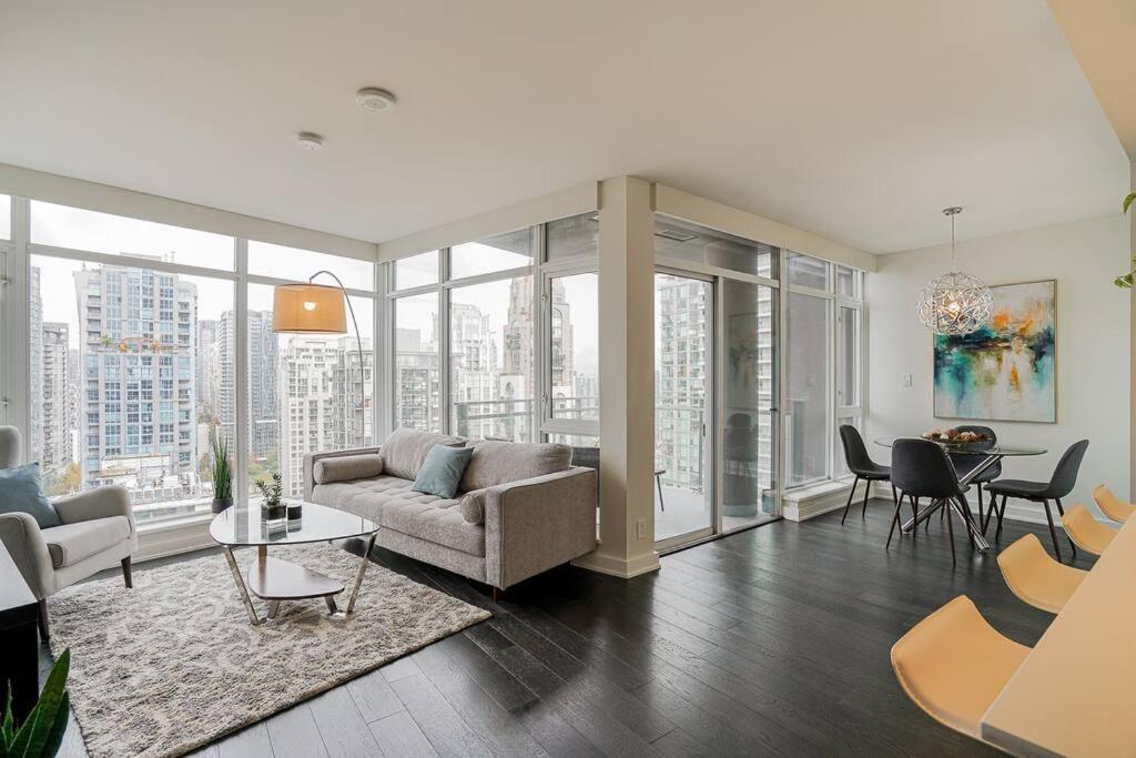 Modern Downtown Apartment with Water Views, Vancouver (updated prices 2026)