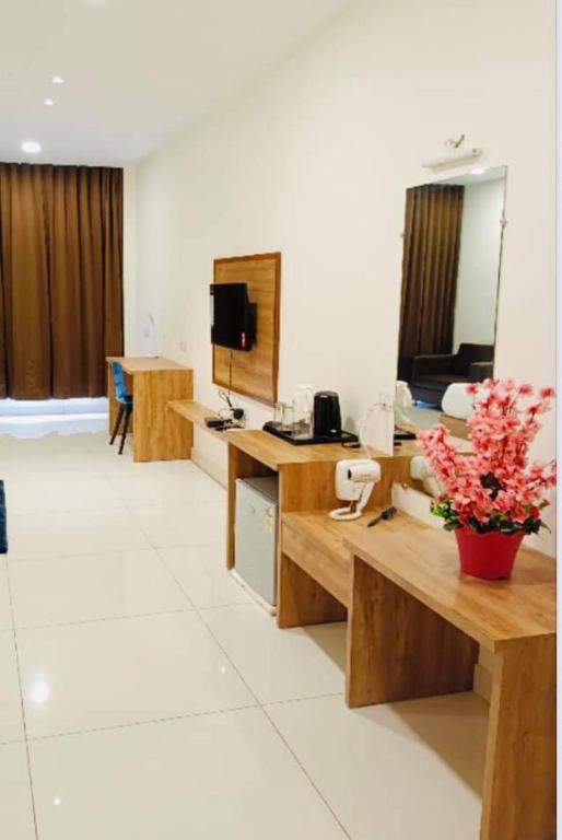 TV a/nebo společenská místnost v ubytování Hotel Fun Regency Vitthalapur Gujarat