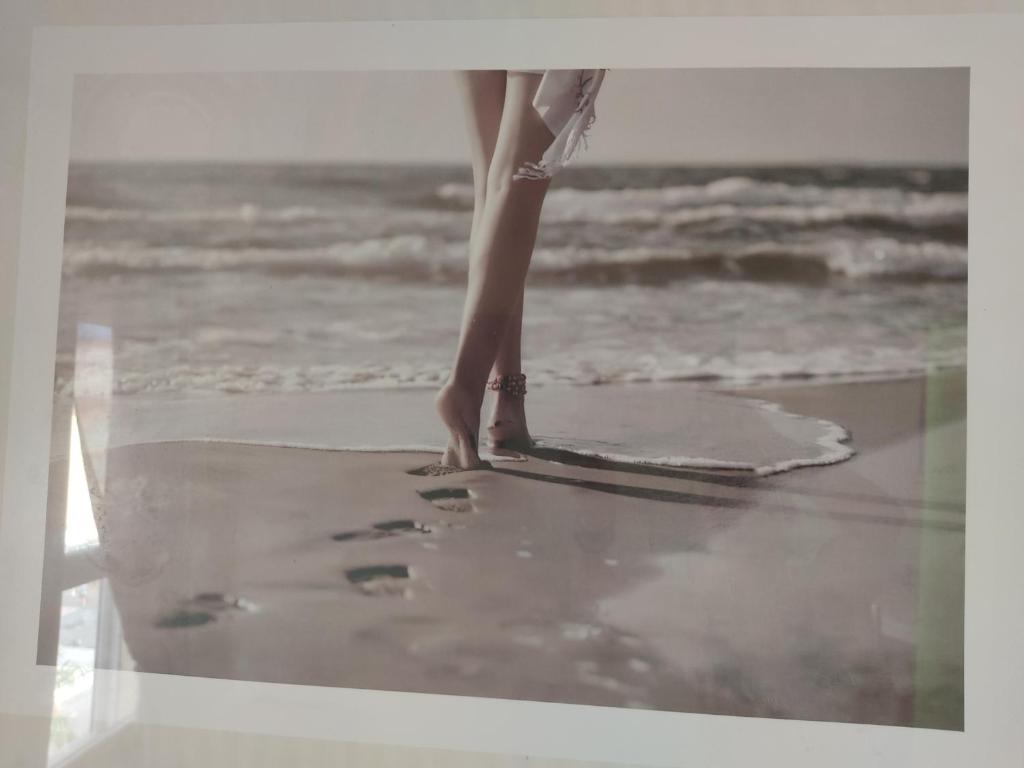 Une femme se promenant sur la plage près de l'océan dans l'établissement Gruissan - T2 Alcove 4/5 pers, Piscine, Parking, Proche plage - FR-1-796-61, à Gruissan
