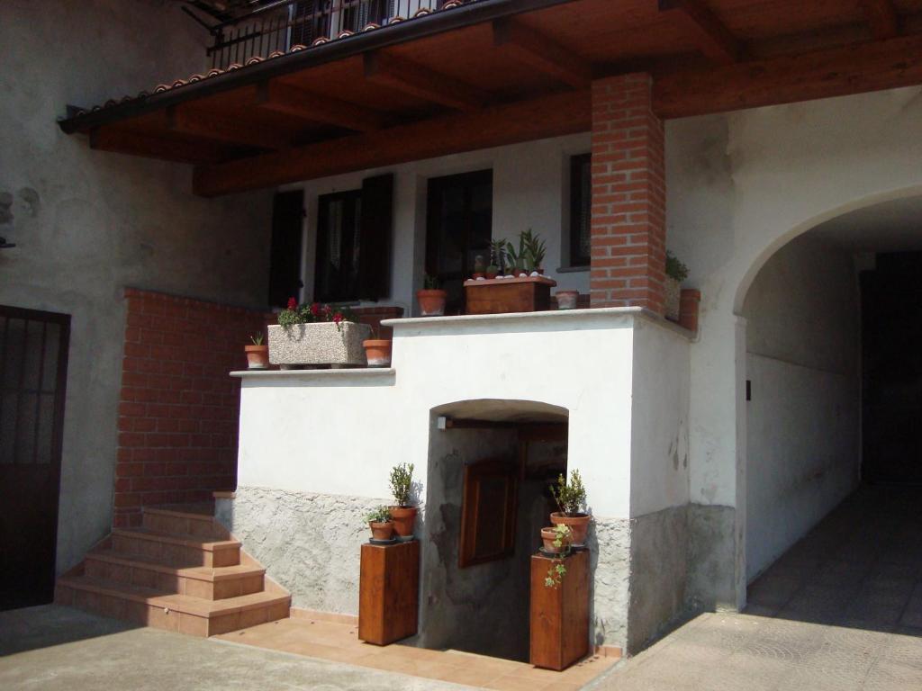 Camerano CasascoにあるAl Mobile Anticoの鉢植えの玄関付きの建物