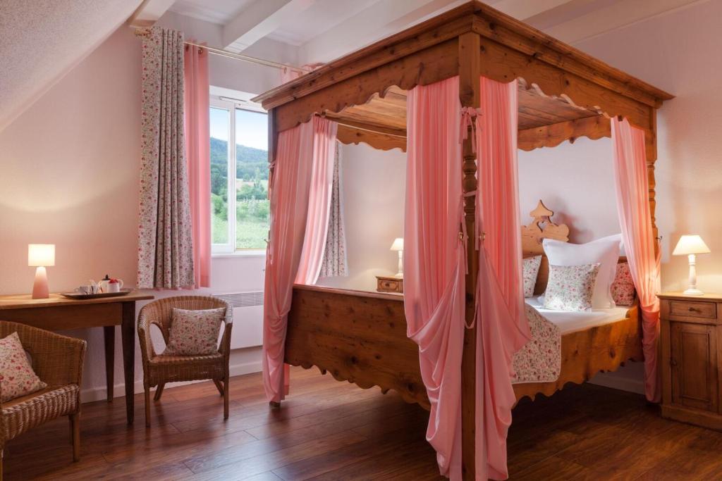 Postel nebo postele na pokoji v ubytování Hôtel Restaurant Verger des Châteaux, Route des vins Haut-Koenigsbourg