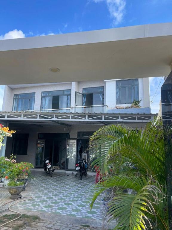 due motociclette parcheggiate davanti a un edificio di KEN Homestay a Cu Lao Thu