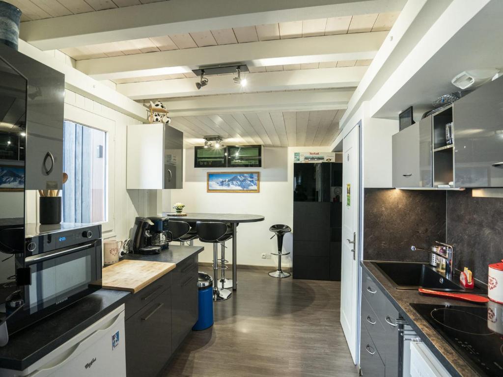 eine Küche mit Geräten aus Edelstahl und einem Tisch in der Unterkunft Appartement 2 pièces avec mezzanine pour 5 personnes à Châtel - FR-1-676-206 in Châtel