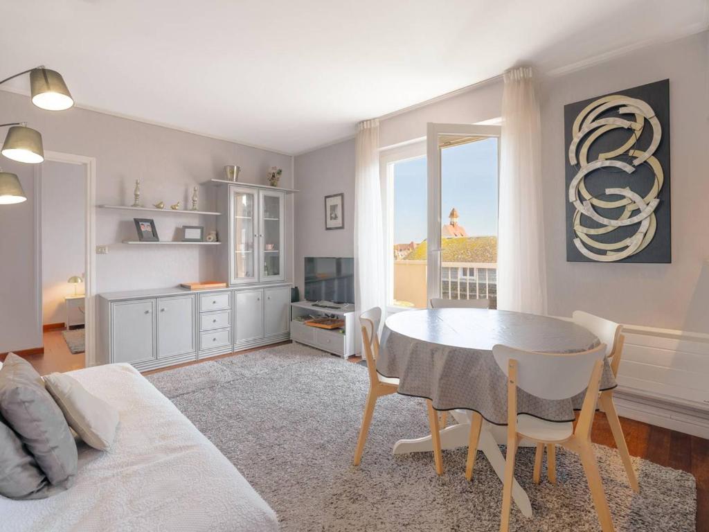 un salon avec une table et une cuisine dans l'établissement Charmant T2 au Centre du Touquet, Balcon et Confort - FR-1-821-33, à Le Touquet-Paris-Plage