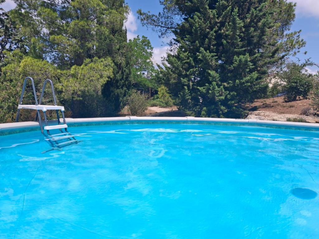 Basen w obiekcie Chalet les Cigalines au calme lub w pobliżu