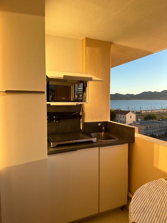 una cucina con lavandino e vista sull'oceano di Azuria a Cannes