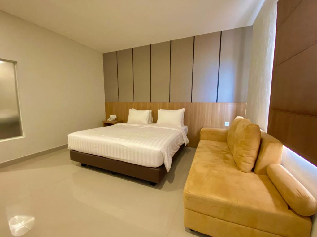 Postel nebo postele na pokoji v ubytování Front One Hotel Gombong