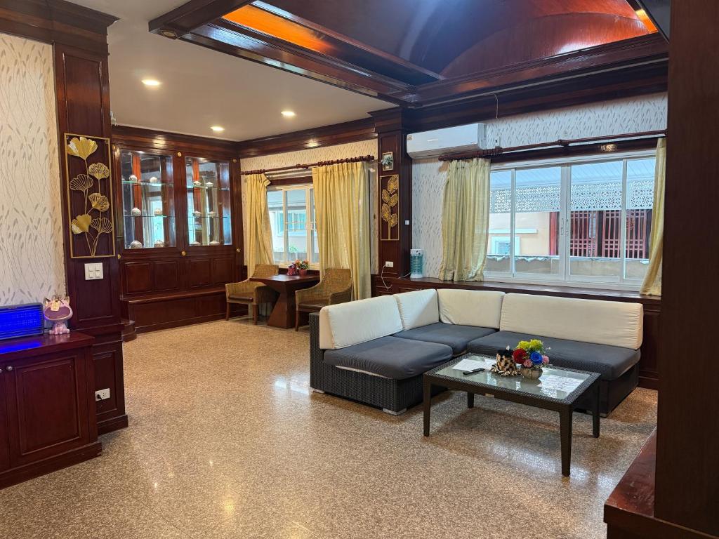 Posezení v ubytování Angel Pool Villa Phuket - SHA Extra Plus
