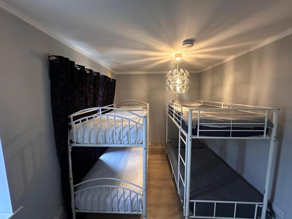 Gallery image of Shared Male Room in Swords