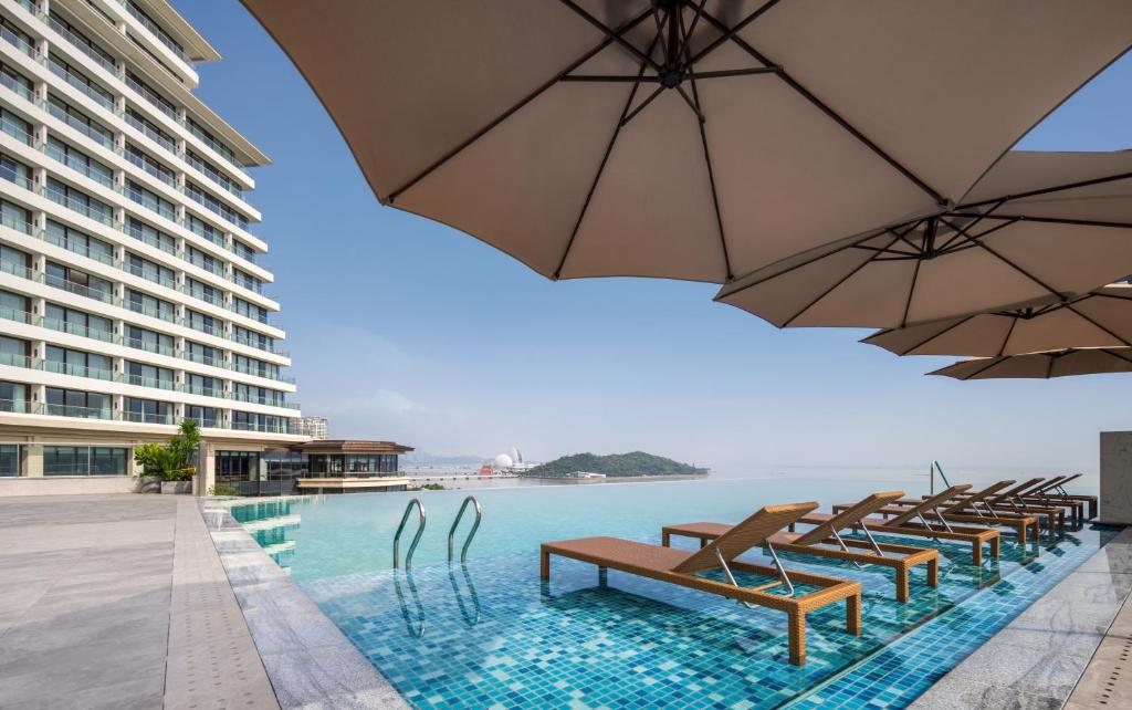 Bazén v ubytování Grand Ocean View Hotel Zhuhai nebo v jeho okolí