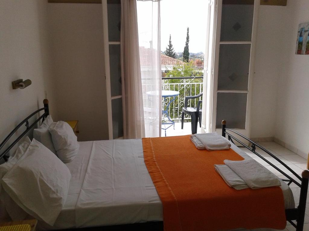 1 Schlafzimmer mit einem Bett und einem Balkon mit Aussicht in der Unterkunft Aggelos Kefalonia Lassi in Lassi