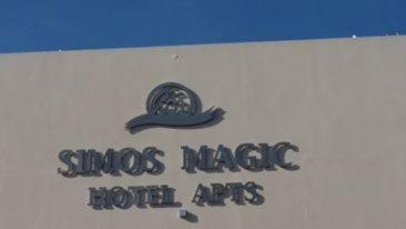 阿依納帕的住宿－Simos Magic Hotel Apts，建筑顶部有帽子的标志