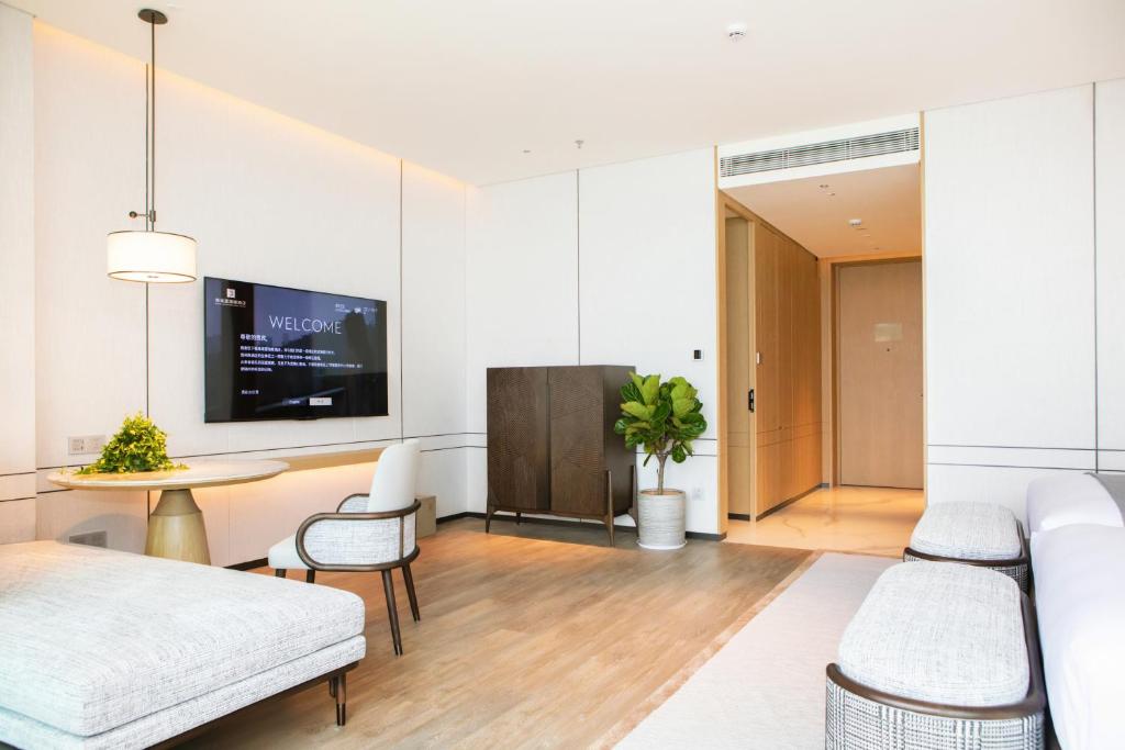 TV a/nebo společenská místnost v ubytování Grand Ocean View Hotel Zhuhai