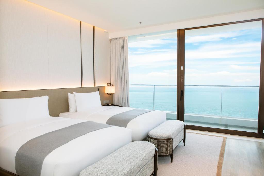 Postel nebo postele na pokoji v ubytování Grand Ocean View Hotel Zhuhai