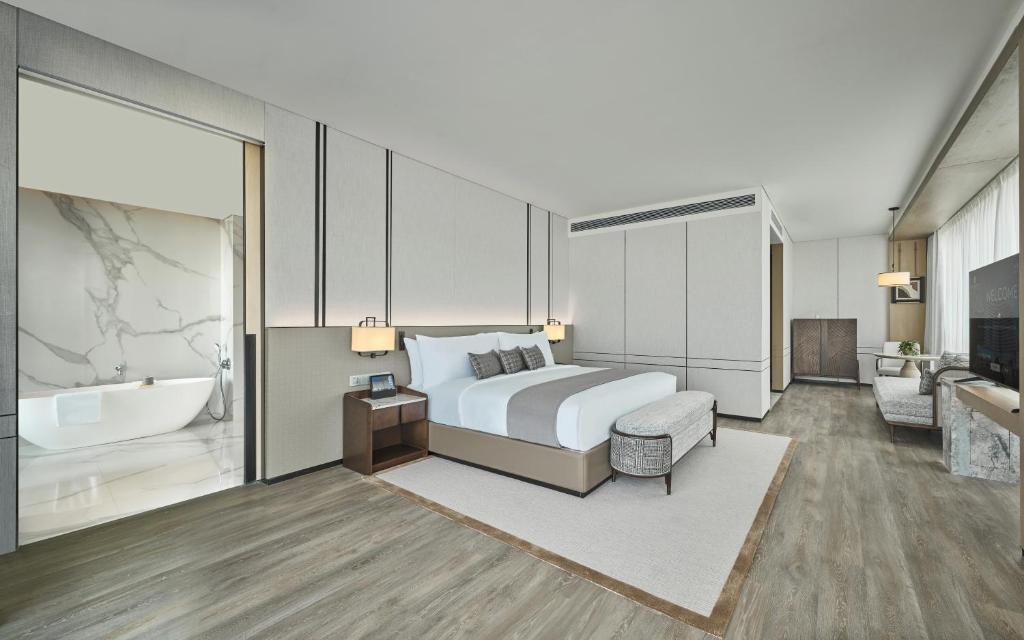 Postel nebo postele na pokoji v ubytování Grand Ocean View Hotel Zhuhai